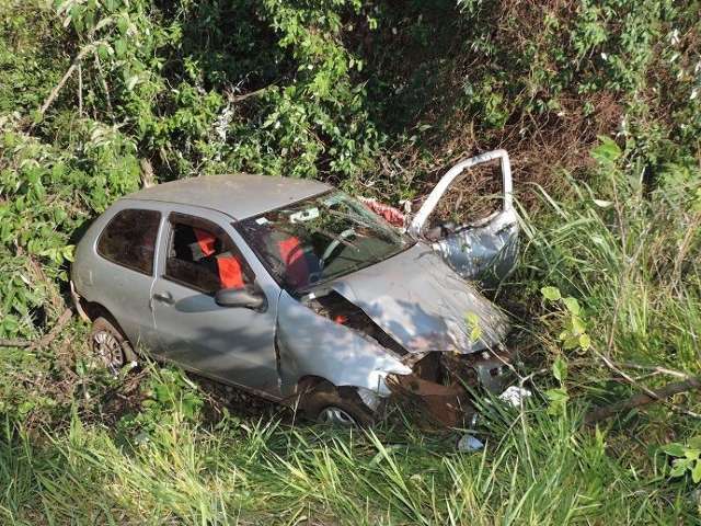 Motorista de 66 anos perde controle de carro, capota e morre na MS-395
