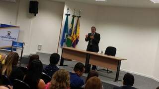 Médico sanitarista Fábio Alves profere palestra sobre acolhimento na saúde, em seminário na sede do IMPCG, nesta tarde (10). (Foto: Anahi Gurgel)