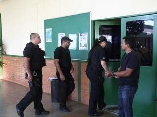 Agentes do Gaeco entrando em ala das diretorias do Detran-MS (Foto: Marcos Ermínio)