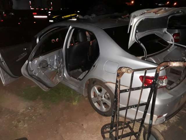 Carro d&aacute; defeito e traficantes &quot;caem&quot; com uma tonelada de maconha