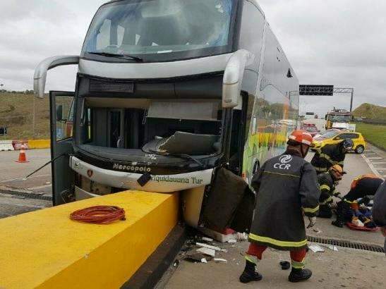 Motorista cochila, &ocirc;nibus bate em ped&aacute;gio e 22 romeiros ficam feridos 