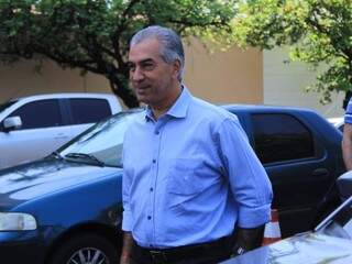 Reinaldo Azambuja, do PSDB, ao chegar na escola de votação neste domingo. (Foto: Marina Pacheco).