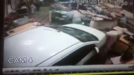 Condutora se atrapalha no cruzamento e c&acirc;mera registra o carro invadindo padaria