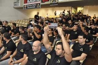 Grupo foi à Assembleia para pedir apoio de deputados. (Foto: Marcelo Calazans)