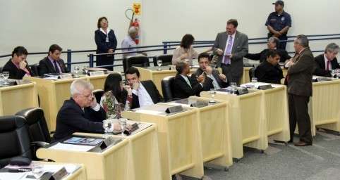 Ap&oacute;s pux&atilde;o de orelha, vereadores revidam cobran&ccedil;as feitas pelo MPE