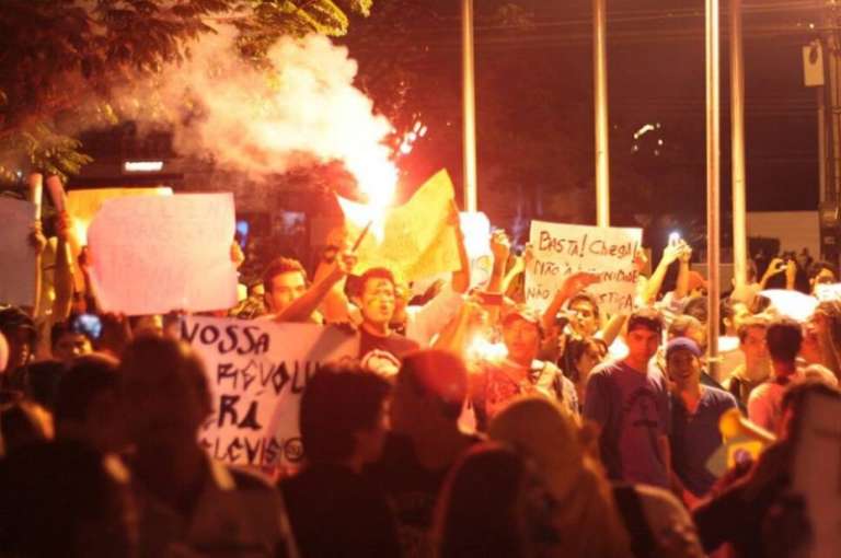 Manifestantes gritam palavra de ordem durante o protesto. (Foto: João Garrigó)