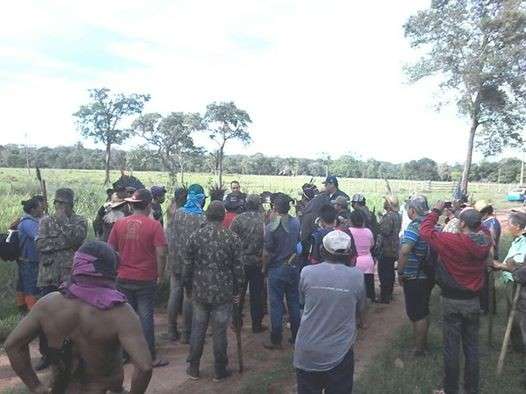 Clima &eacute; tenso em fazenda invadida e os dois lados afirmam sofrer amea&ccedil;as