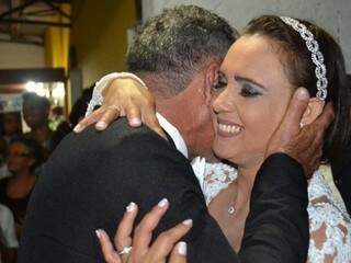 O casal se emocionou durante a cerimônia, feita no bar. (Fotos: Luciana Raposo)