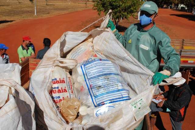 Produtores poder&atilde;o entregar embalagens vazias de agrot&oacute;xico