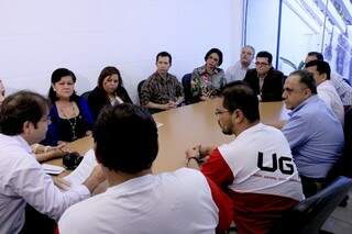 Prefeito Gilmar Olarte reunido com sindicalistas do Sinalba (Foto: divulgação)