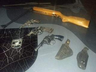Quatro armas foram apreendidas com o suspeito (Foto: divulgação/Batalhão de Choque) 