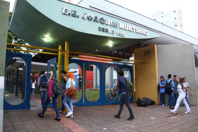 Alunos da rede estadual voltam &agrave;s aulas e movimentam rotina no Centro