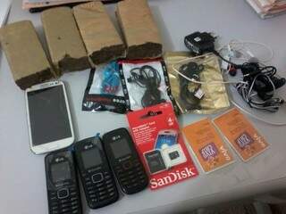 Droga, celulares e chips encontrados com homem preso se rastejando próximo ao muro de presídio (Foto: Osvaldo Duarte/Dourados News)