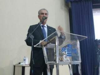 Reinaldo Azambuja, governador do Estado, discursando no Sebrae. (Foto: Leonardo Rocha).