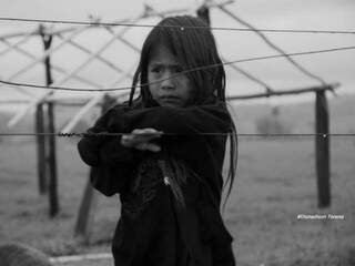 Após ataque contra indígenas Guarani Kaiowá, foto de uma criança na retomada Ñhanderú Marangatú em município de Antonio João.