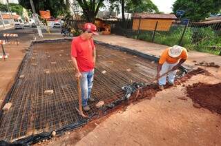 Hoje pela manhã funcionários finalizavam os trabalhos. 