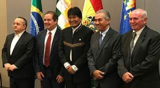 Os governadores do Mato Grosso do Sul, Reinaldo Azambuja, do Mato Grosso, Pedro Taques, de Rondônia, Confúcio Moura, e do Acre, Tião Viana, com o presidente da Bolívia, Evo Morales, nesta terça-feira em Brasília (Foto: Divulgação)