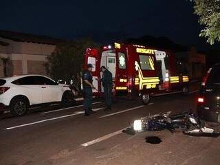 Colisão entre carro e moto na região central de Nova Andradina, resultou na morte do motociclista. (Foto: Jornal da Nova)
