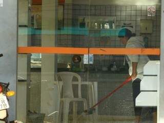 Hoje de manhã uma funcionária da conveniência fazia a limpeza da loja  (Foto: André Bittar)
