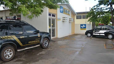  Dupla invade ag&ecirc;ncia dos Correios, faz ref&eacute;ns e rouba cofre em Juti