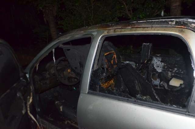 Enciumado tenta matar atual da ex-mulher e ateia fogo no carro dele