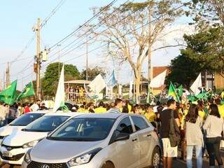 Manifestação a favor de Bolsonaro nos altos da avenida Afonso Pena, com ao menos 600 pessoas (Foto: Henrique Kawaminami)