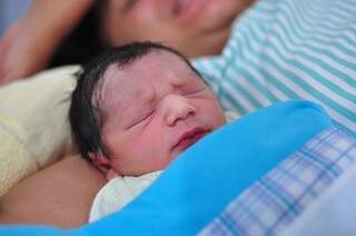 Mais um bebê do dia 12. Nasceu às 5h50. (Foto: Luciano Muta)