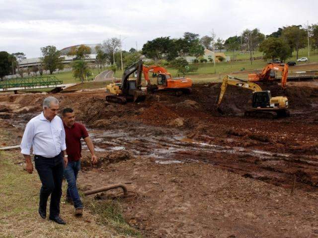 Reinaldo visita obra de lago e diz que desta vez problema ser&aacute; resolvido