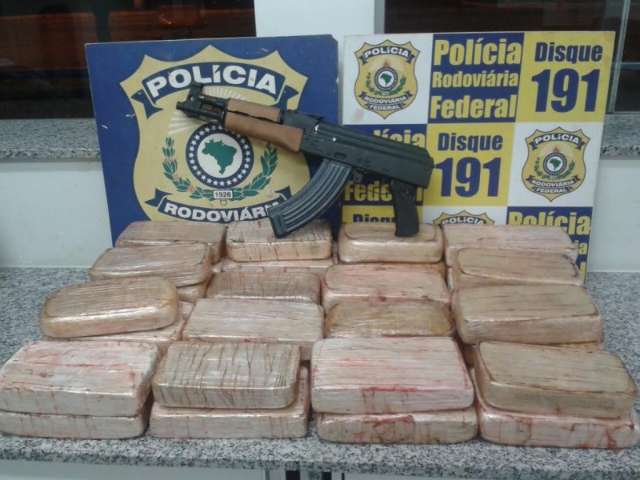 Homem &eacute; preso com 40 kg de coca&iacute;na e fuzil AK-47