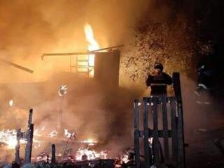 Casa ficou completamente destruída após incêndio. (Foto: Divulgação/Bombeiros)

