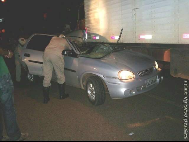  Motorista perde controle do ve&iacute;culo e vai parar debaixo de caminh&atilde;o