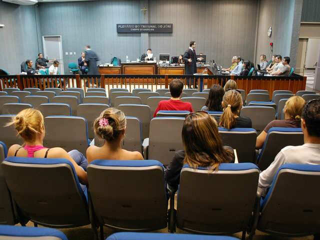 Condenado a 17 anos rapaz que matou a marretadas e queimou corpo
