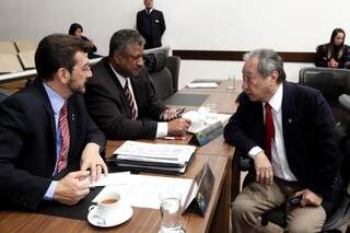 À esquerda, os deputados Pedro Kemp e João Grandão, ambos do PT, com o deputado George Takimoto (PDT). (Foto: Roberto Higa e Wagner Guimarães)