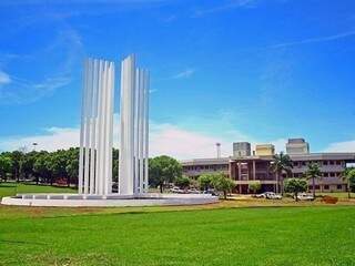 Monumento em frente a biblioteca central da universidade em Campo Grande. (Foto: Arquivo/Divulgação)