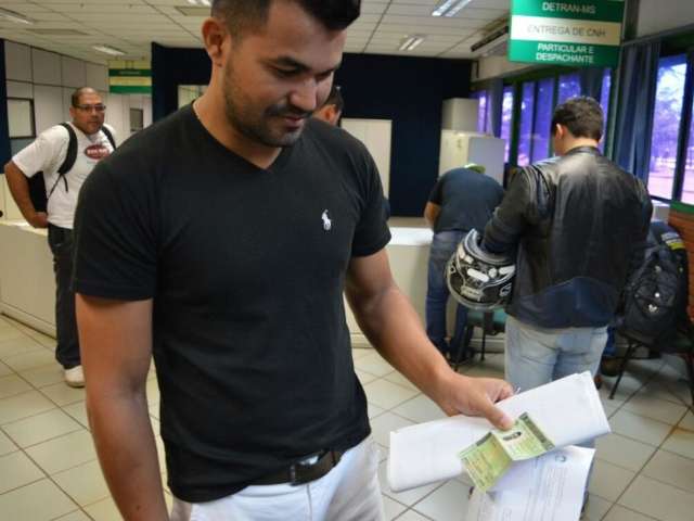 Sem filas, Detran retoma entrega de CNH ap&oacute;s suspens&atilde;o do servi&ccedil;o