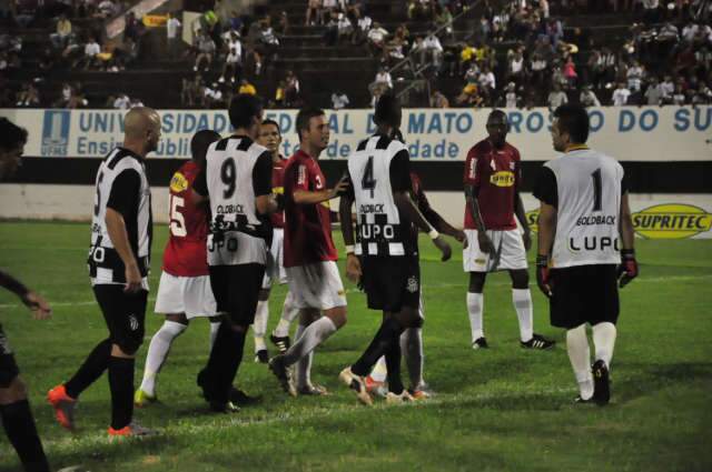  Em jogo tenso, cheio de rivalidades Comer&aacute;rio termina no 2 a 2