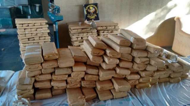 Traficante &ldquo;fura&rdquo; bloqueio policial e deixa carro com 430 Kg de maconha