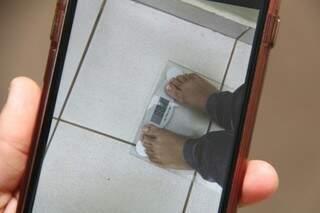 Pelo celular eles compartilham até o peso que estão perdendo durante o processo. (Foto: Alan Nantes) 