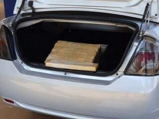 Droga era transportada no porta-malas do veículo. (Foto: Divulgação/PRF) 