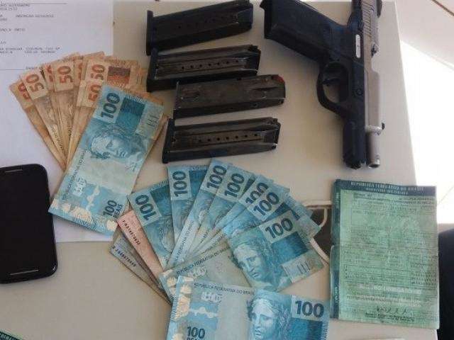 Carro furtado &eacute; apreendido com 468 quilos de maconha, arma e 139 muni&ccedil;&otilde;es