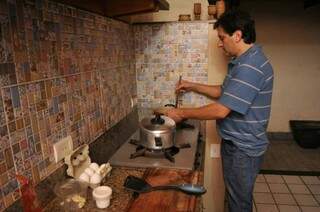 Carlos adora cozinhar e reproduz o prato que marcou sua adolescência na varanda da casa onde os pais viveram (Foto: Alcides Neto)