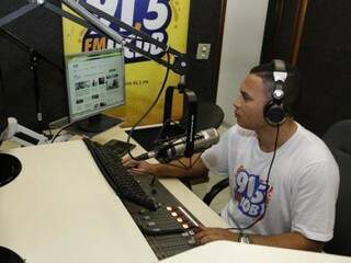 Locutor, Célio Moreno, vai ficar entre o microfone do rádio e a internet. (Fotos: Marcelo Victor)