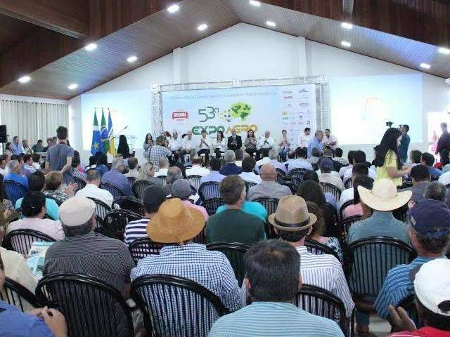 C&acirc;mara homenageia 25 pessoas em sess&atilde;o solene no parque de exposi&ccedil;&otilde;es