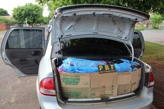 Porta-malas do carro estava lotado de produtos contrabandeados. (Foto: Marcos Ermínio)