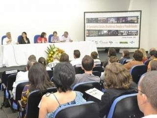 Seminário reuniu autoridades da Capital e do Ministério das Cidades na Uniderp (Foto: Simão Nogueira