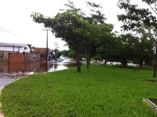 Forte enxurrada transforma avenidas em rio e alaga bairros da regi&atilde;o norte