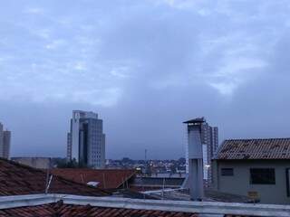 Dia amanheceu com céu nublado na capital sul-mato-grossense (Foto: Henrique Kawaminami)