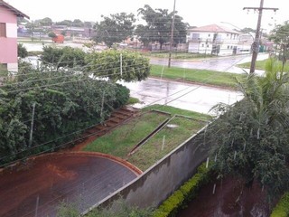 No Guanandi, chuva formou enxurrada em parte da Ernesto Geisel (Foto: Edivaldo Bitencourt)