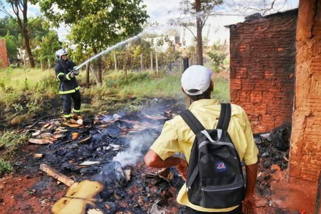 Crian&ccedil;as s&atilde;o suspeitas de incendiar material recicl&aacute;vel em terreno baldio