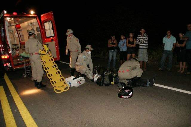  Motociclista atropela tamandu&aacute; na rodovia, &eacute; arremessado a 10m e sobrevive